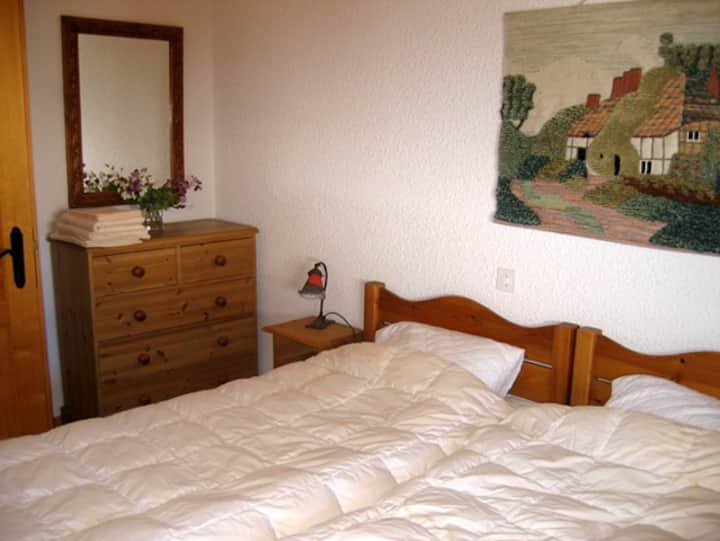 בחדר השינה השני בקומת הכניסה יש שתי מיטות יחיד ושפע של מקום אחסון למלתחה