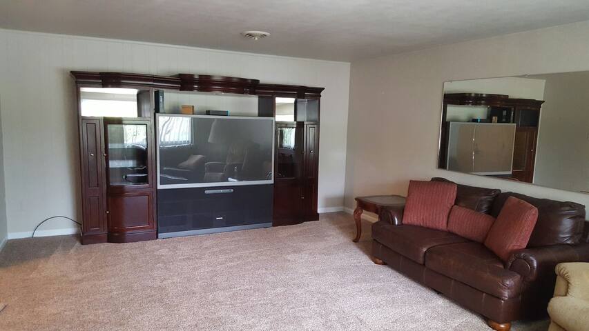 2 bedroom upper level apt w LTR