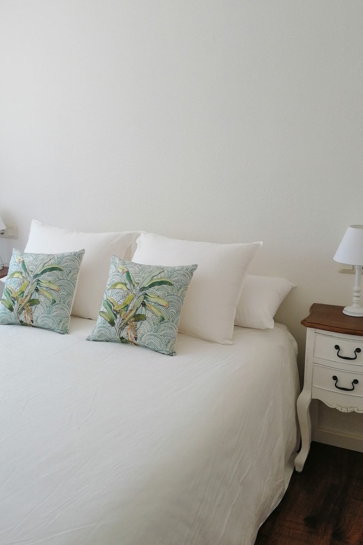 Chumba cha kulala - 1 - . Na kitanda 1 140x 190, kabati na bafu kamili. 
Mashuka ya pamba na faraja. 