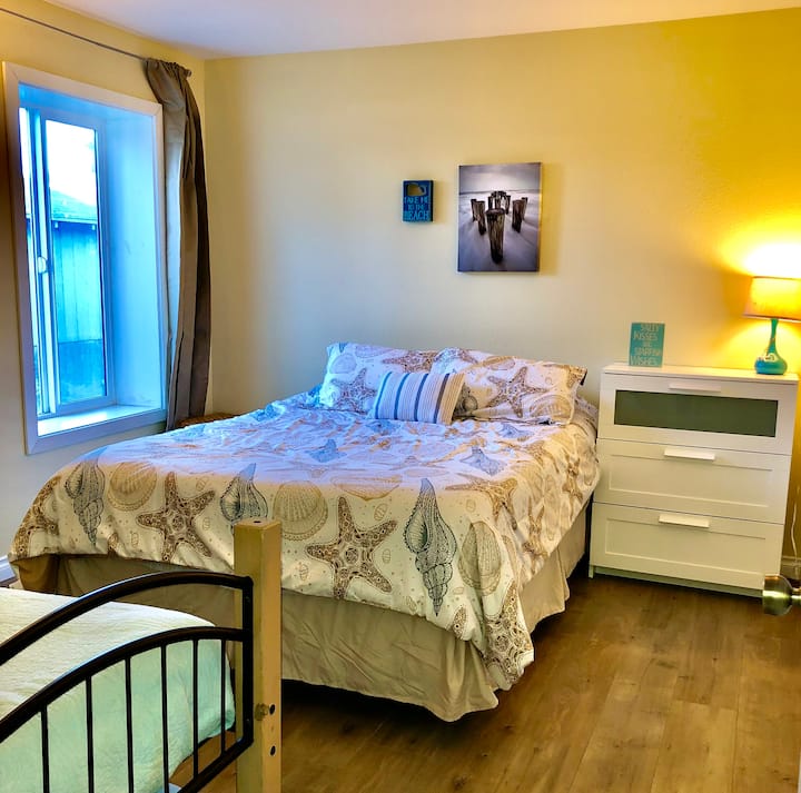 ห้องนอนชั้นล่างมีเตียงควีนไซส์และเตียงแฝด