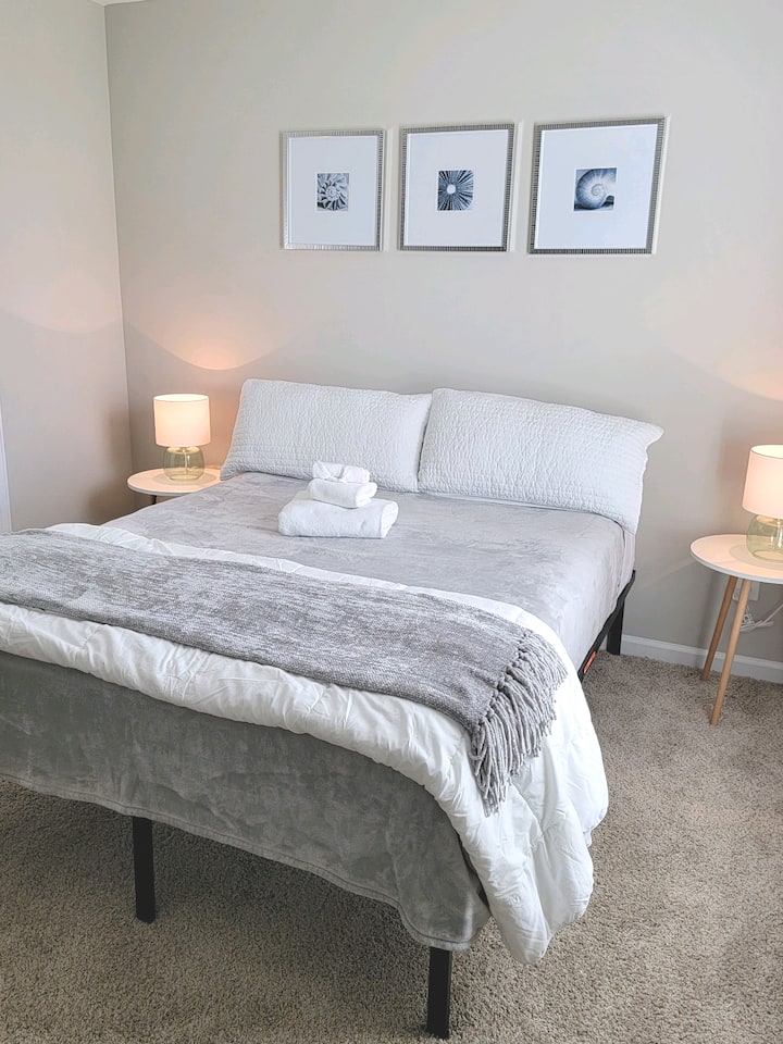 Cómodo y relajante dormitorio principal Queen con baño privado.