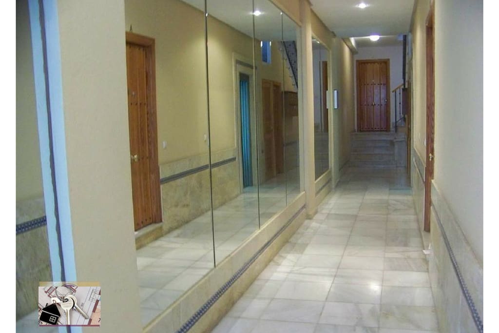 el pasillo del edificio