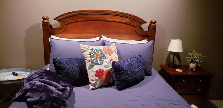 ستستمتع بنوم مريح في غرفة نومنا الرئيسية الواسعة مع خزانة ملابس. تخلق الإضاءة المتعرجة التي لا تُنسى بالإضافة إلى تلفزيون روكو مكانًا رائعًا للاسترخاء والاستمتاع بخدمة نيتفليكس المجانية وهولو وقناة ديزني والعديد من القنوات المجانية الأخرى. 