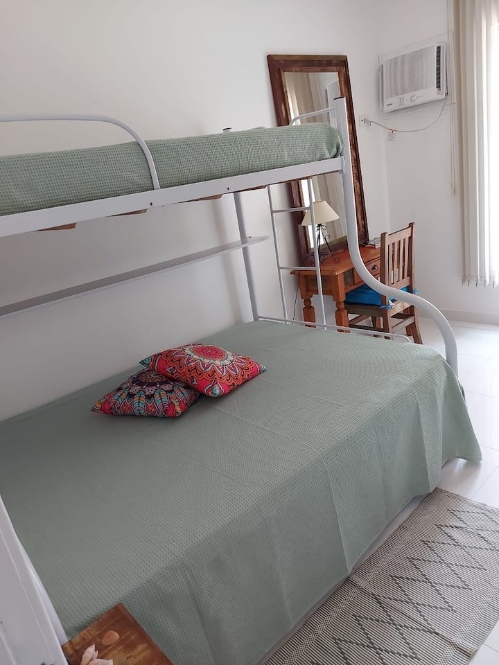 Dvostruki i jednostruki, s radnom pločom i radnom stolicom.