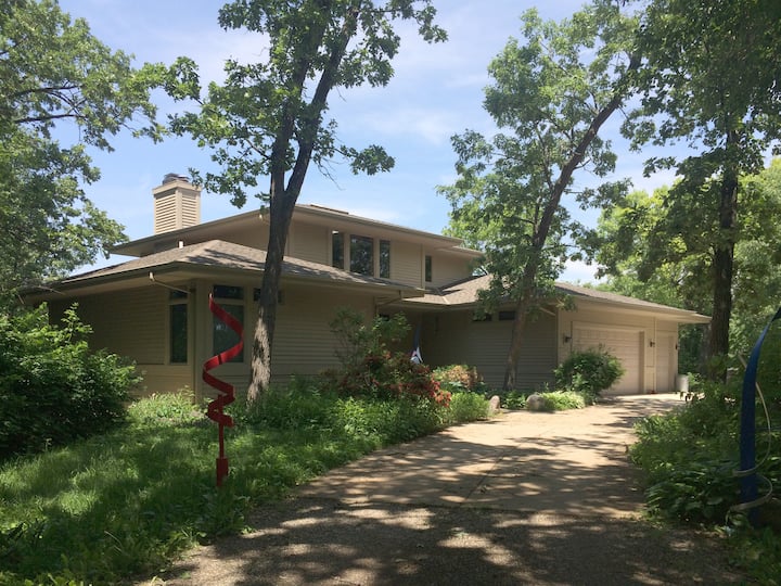 Spacious guest suite in wooded setting Guest suites for Rent in