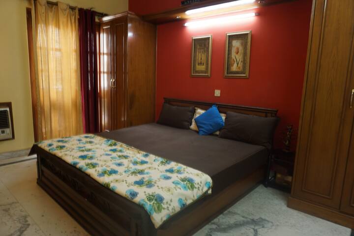 Double bed bedroom with balcony + bathroom