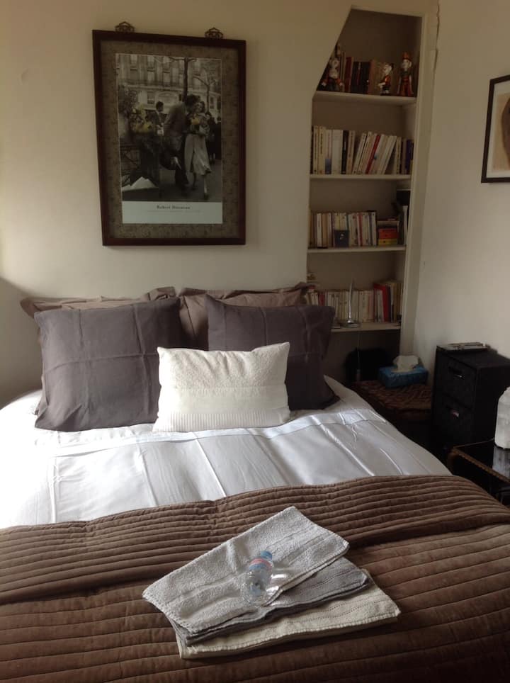 ห้องนอนพร้อมเตียงขนาดกว้าง 1 เมตร 60 เมตร 