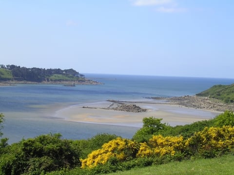 Quiet 2 bedroom, terrace, beachfront