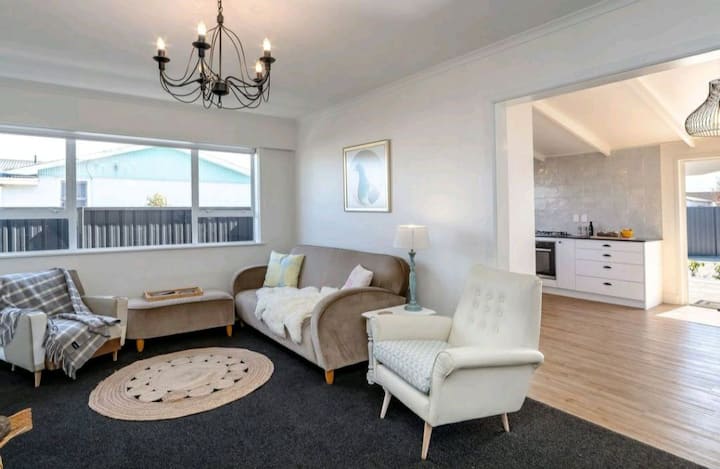 Cole St Cottage- Centrally Located 1902 Cottage - 마스터튼