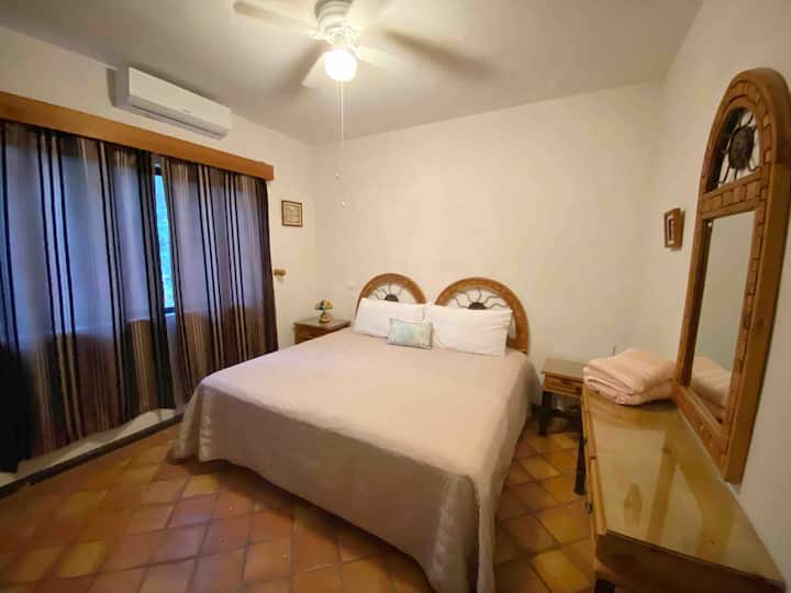 غرفة النوم 1، سرير بمقاس كبير، مع ميني سبليت، جهاز إنذار الدخان وثاني أكسيد الكربون.