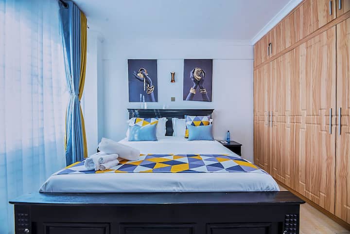 Master en-suite iliyo na kitanda cha malkia.