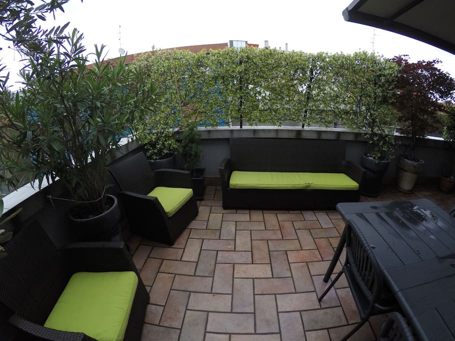 Area salotto in terrazzo. A richiesta nei periodi di bel tempo è possibile orientare il TV led 40 pollici verso il terrazzo e riposarsi in terrazza guardando la TV