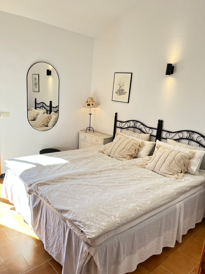 غرفة نوم مع شرفة خارجية تطل على الشارع. سرير مزدوج 180 سم