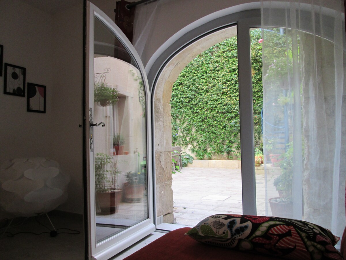 Vistas desde el salón al patio.