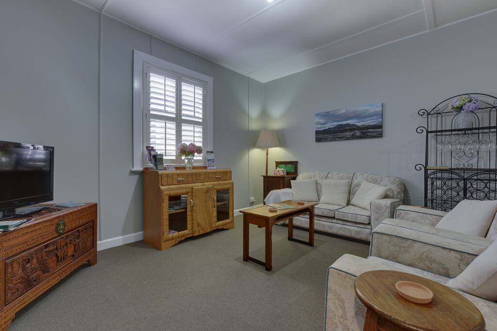 Snowberry Bungalow lounge area