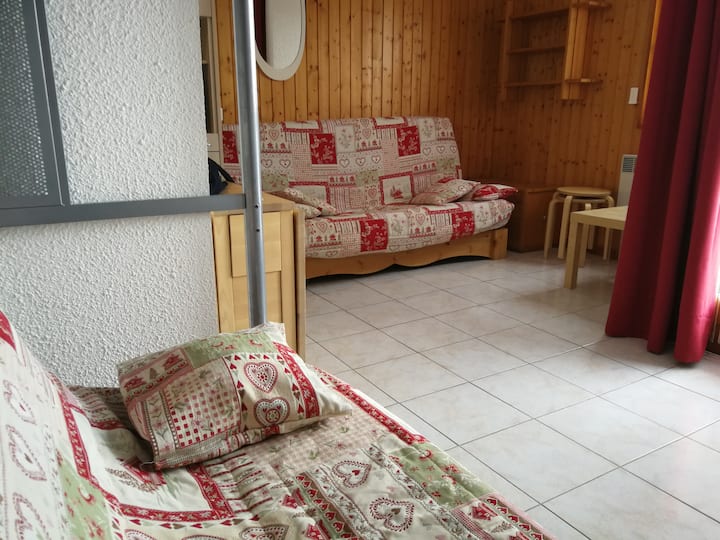 Tento priestor sa skladá z 2 clicových lavičiek s novou posteľnou bielizňou.
K dispozícii máte vankúše, paplóny, prikrývky.
Jedálenský priestor so stolom a stoličkami.
Televízor. Police a malý úložný nábytok. 
