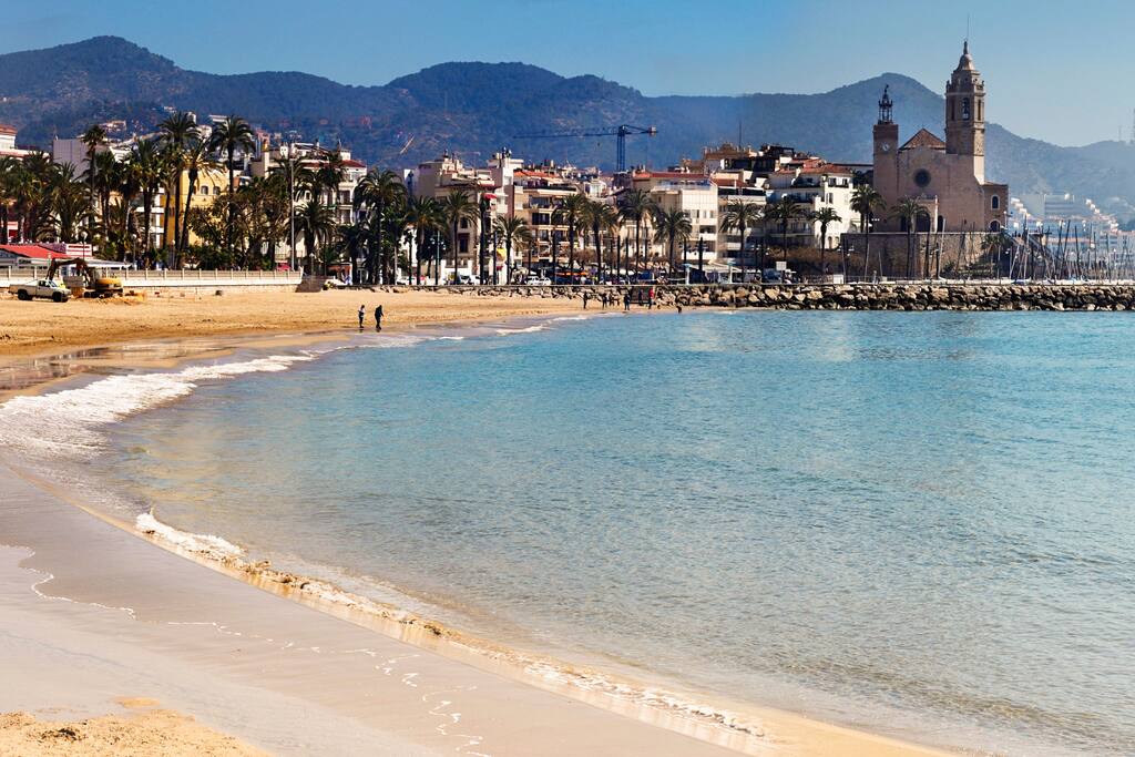 vista desde el paseo marítimo de Sitges. La iglesia al fondo