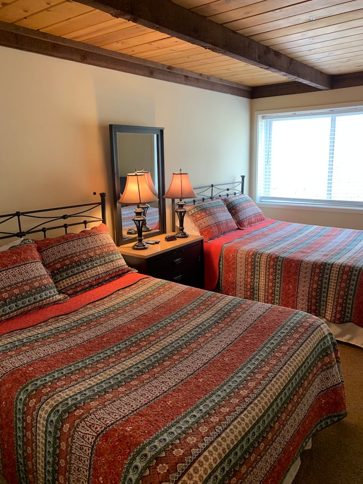 ห้องนอนที่สองพร้อมเตียงควีนไซส์หนึ่งหลังและเตียงขนาดเต็มรูปแบบหนึ่งหลัง (ทั้งสองห้องมีที่นอนเสริมและที่นอนที่ซื้อมา 4/2021) ทีวีพร้อมโรกุในห้องพัก 