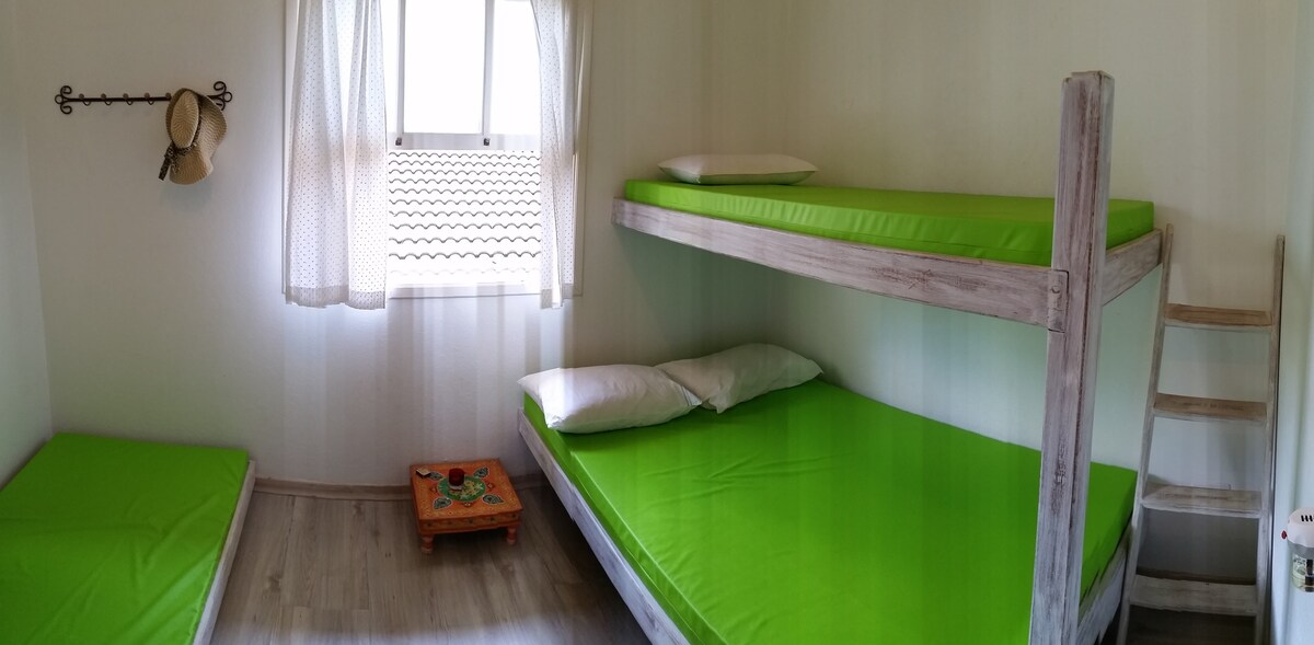 房客房（ 1张双人床和2张单人床）