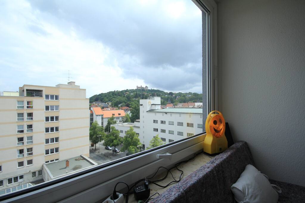 Von dort aus kannst du den Blick auf die Veste genießen.