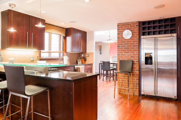 Modern 3.5 BR Single Family Home gallery image 3