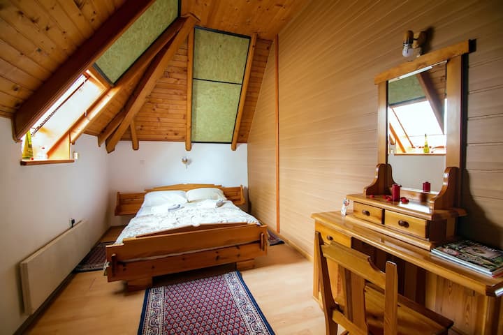 卧室1配备2米宽双人床（可为3岁以下的婴儿提供便携式婴儿床，可应要求免费提供）和带镜子的床头柜。