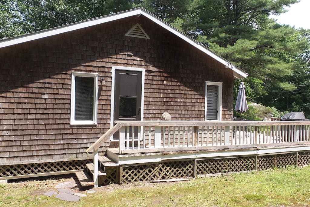 Oceanfront cottage 800sf with large south-facing deck around corner