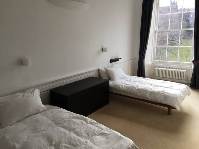 17 Abercromby Place gallery image 2