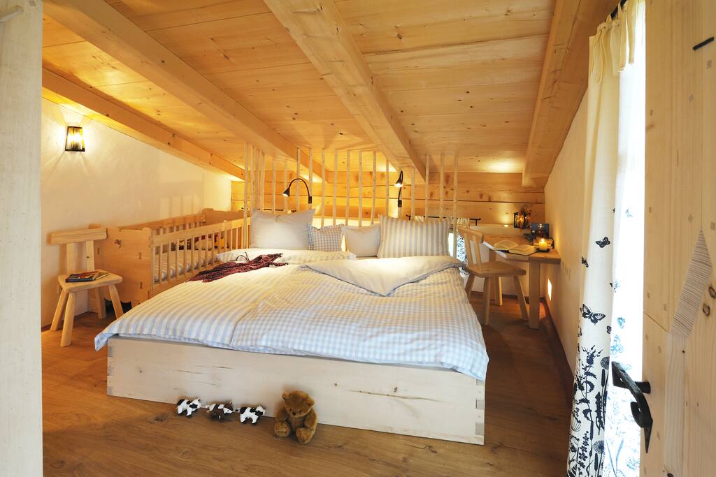 Schlafzimmer mit Balkon, Babybett, Dusche WC