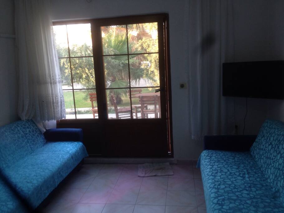 Salon ve mutfak birlikte olup iki çekyat rahatlıkla açılıp extra yatak oluyor, dışarıya açılan geniş sürgülü kapı ile hem odanız aydınlanıyor hemde salonda otururken arkada bulunan geniş bahçeyi seyretme imkanı sağlıyor.