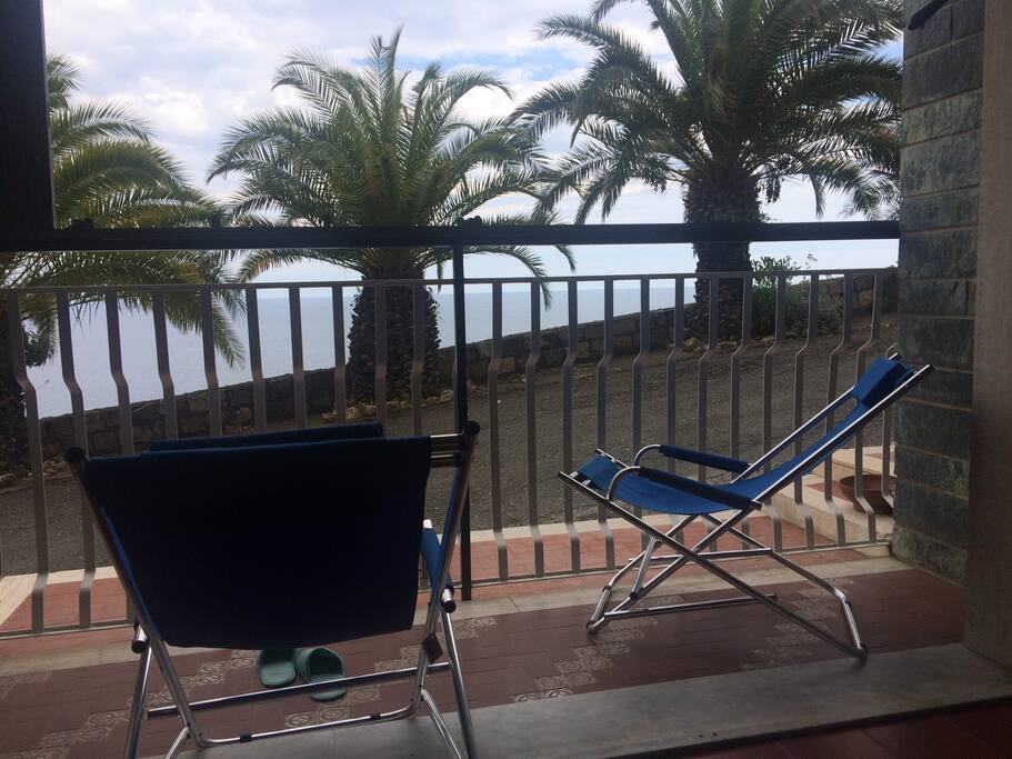 balcone con ampia vetrata