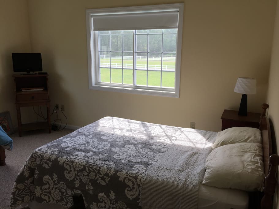 Full bed with a view! (Space A)