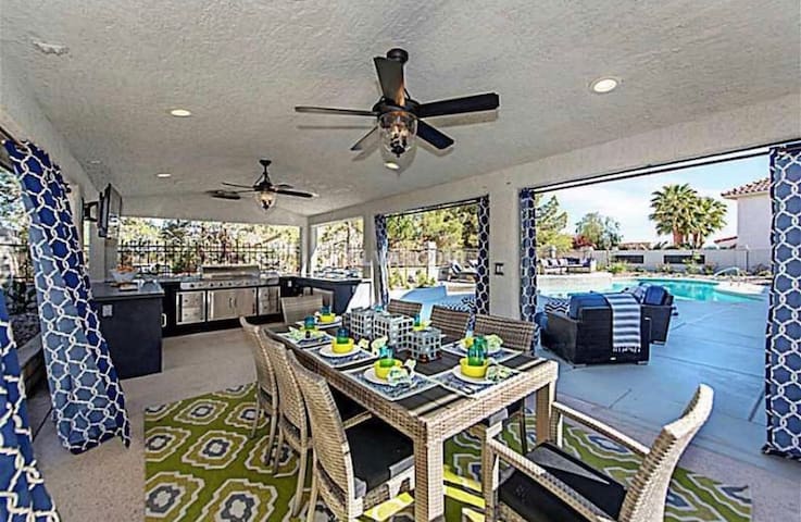 Gorgeous HGTV Property Brothers 5 bed home w/ pool gallery image 2