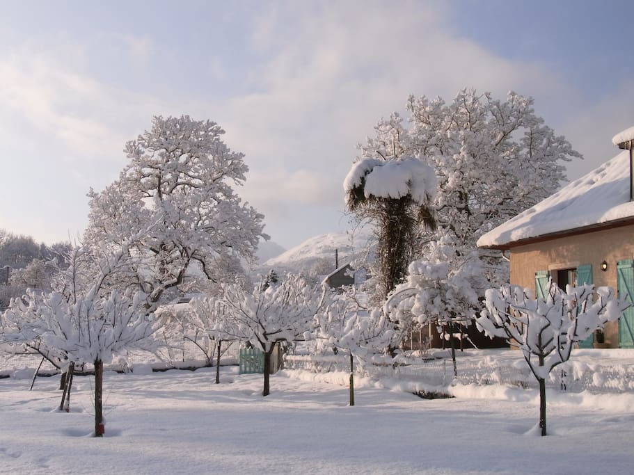 Vue d'un coin de la maison en hiver