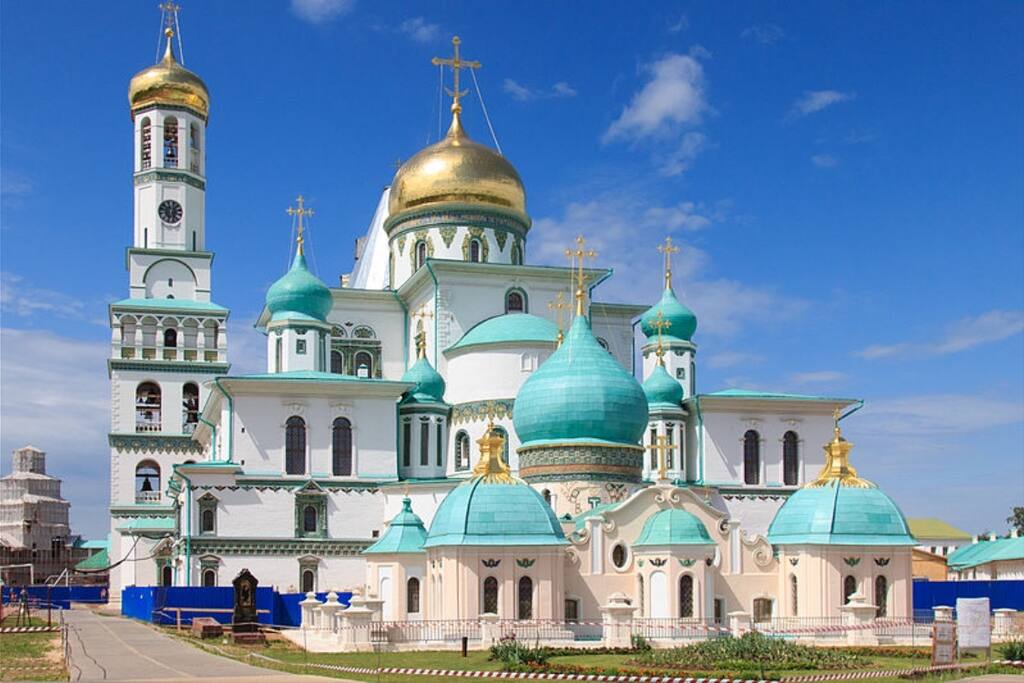 Ежегодно сюда приезжают тысячи туристов и паломников со всей России и из-за рубежа, чтобы своими глазами увидеть одно из самых замечательных творений Патриарха Никона – Новый Иерусалим, ставший более чем за 350 лет своего существования уникальным памятником русской святости, одним из самых прекрасных православных комплексов, поражающий своей необычной архитектурой, грандиозностью и величественностью. Архитектурный ансамбль Ново-Иерусалимского монастыря входит в золотой фонд русского зодчества.
