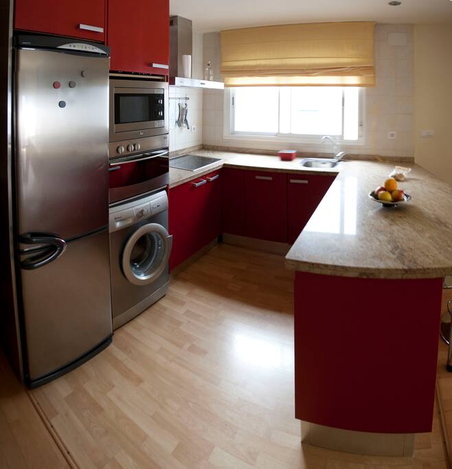 Cocina totalmente equipada con barra americana
