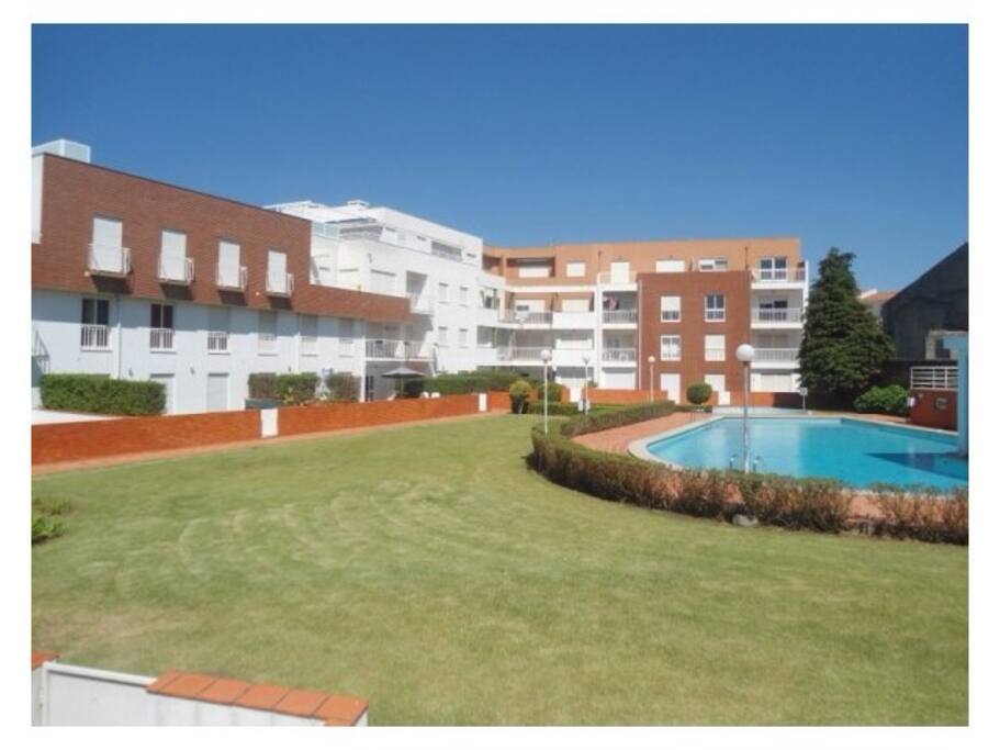 Jardim e piscina exterior