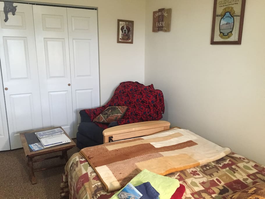 Queen Futon with comfy recliner