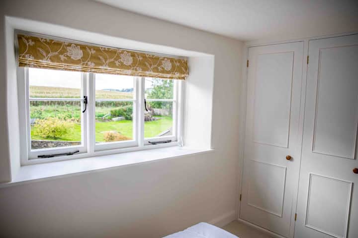 中间双人卧室，配有宽敞的衣柜。