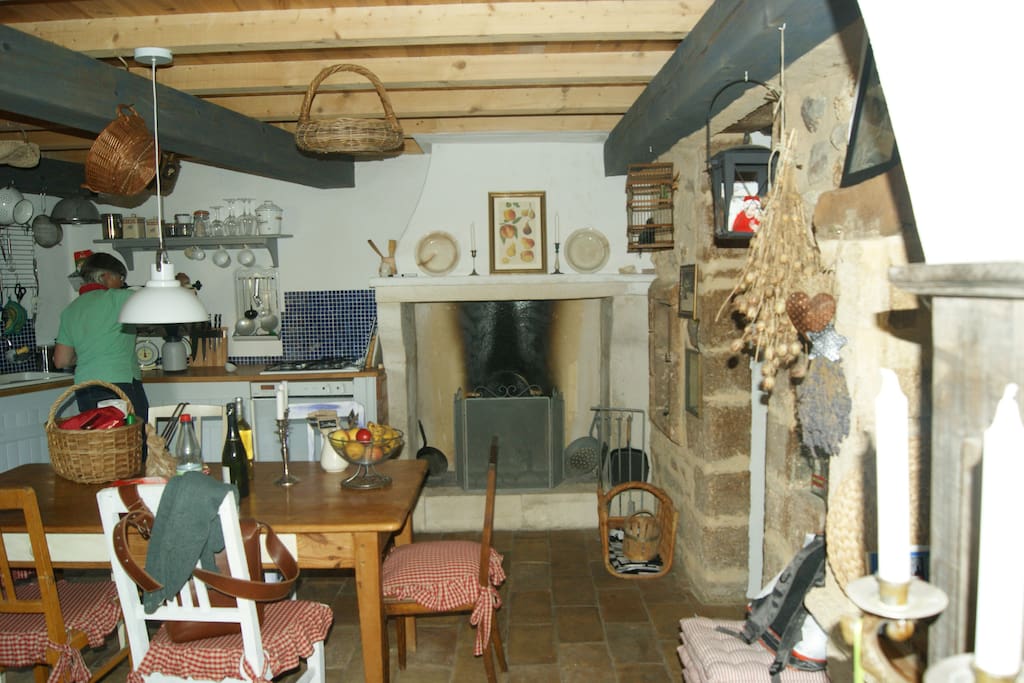 Wohnküche mit Kamin