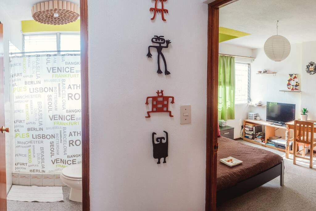 Cuarto de baño compartido cerca del dormitorio
