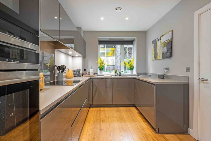 New – Spacious Clapham Townhouse: Sleeping 13. gallery image 3