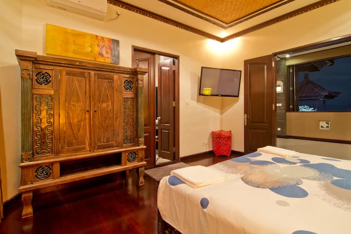 Guest room 3 (1st floor) with king or twin bed configuration