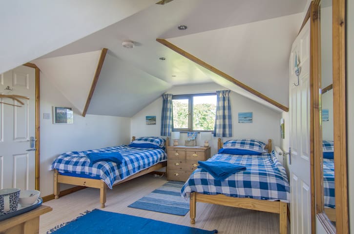 Bright and cheerful twin bedroom close to Marazion
