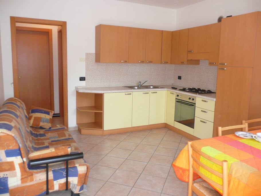 soggiorno-cucina con divano letto