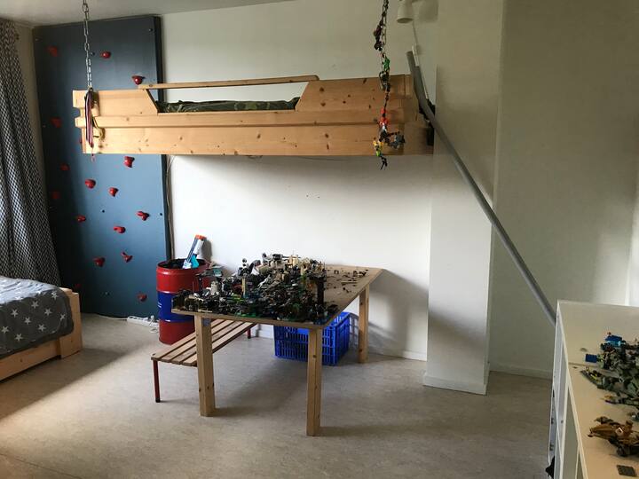 Jeune chambre avec deux lits. Idéal pour les amateurs de lego !
