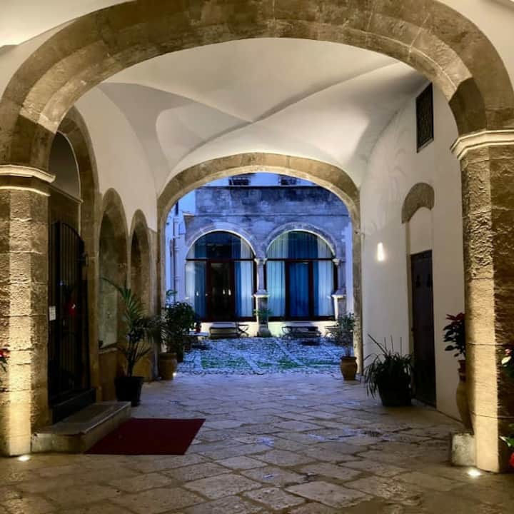 the small courtyard Apartments for Rent in Palermo, Sicilia, Italy Airbnb