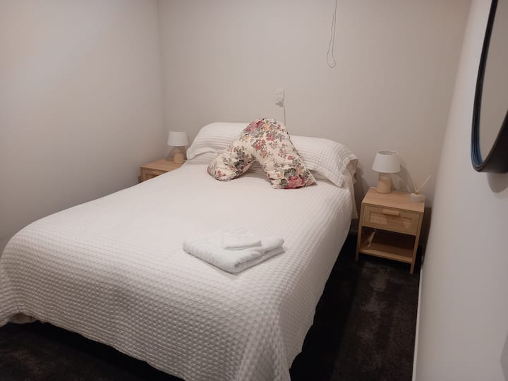 Manja soba - bračni krevet.