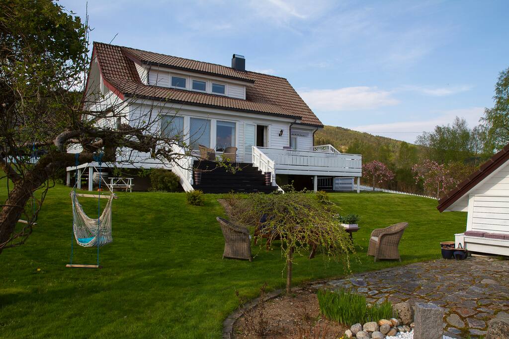 Hus og hage i mai 2016.
House and garden in May 2016.