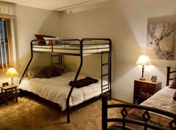 Ukarimu wa ukubwa wa "chumba cha ghorofa" kilicho na kitanda kimoja cha ghorofa mbili & kitanda cha siku 